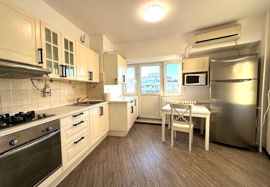 Apartament spatios cu 5 camere in Piata Alba Iulia!