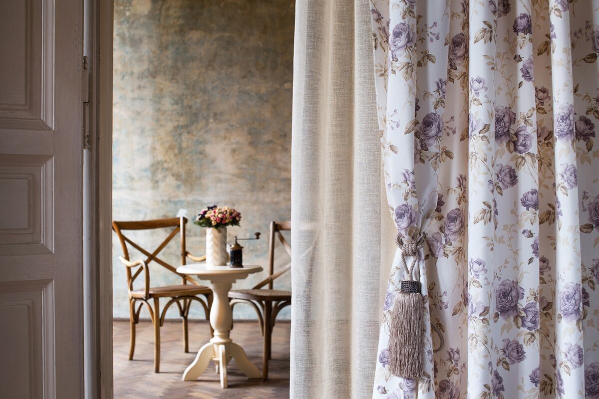 Ce tipuri de perdele și draperii aleg românii pentru decorarea locuințelor